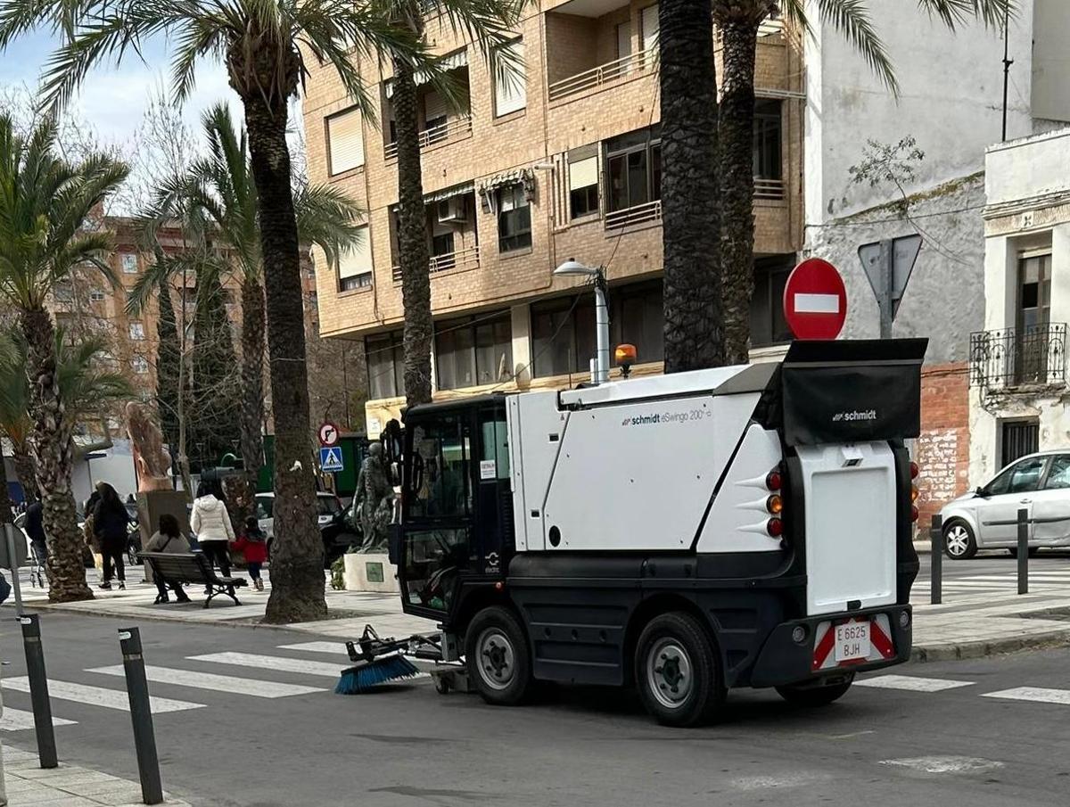 Un centenar de servicios devuelven la normalidad a Castellón tras el viento