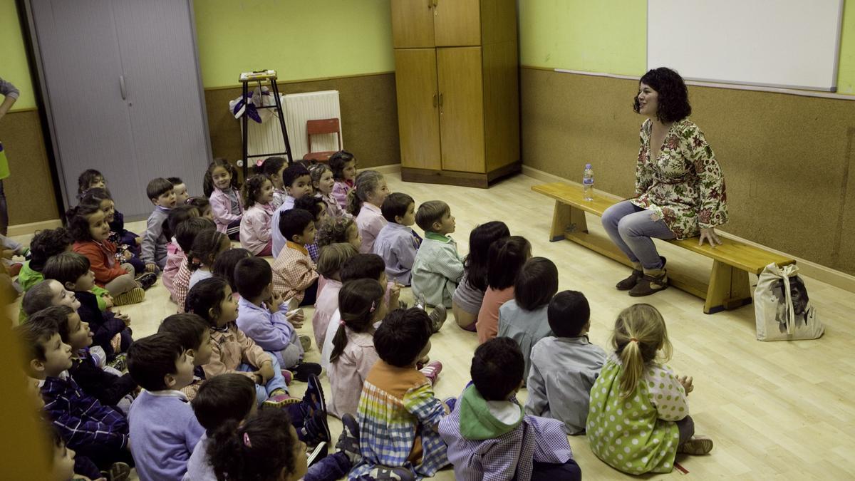 SOFIA CASTAÑON, CON VARIOS ALUMNOS.