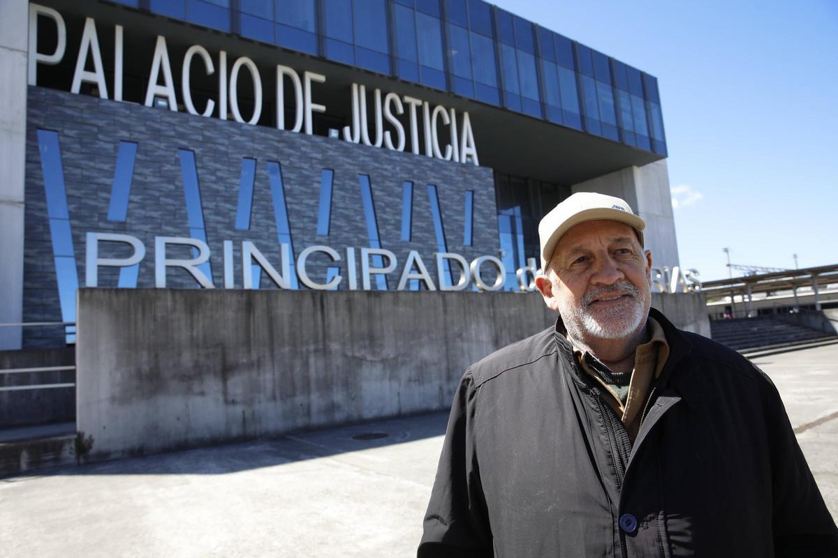El padre Chus, saliendo del Palacio de Justicia, en una imagen de archivo.