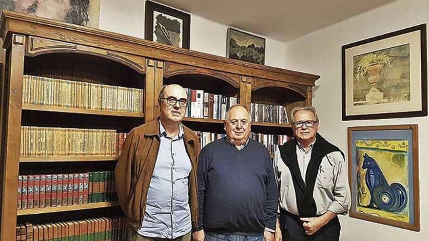 Rafel GalmÃ©s, LlorenÃ§ Femenies y SiÃ³n Fullana, en la biblioteca de S&#039;AgrÃ­cola que en breve abrirÃ¡ sus puertas.