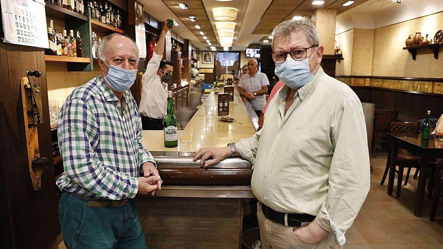 Por la izquierda, Pepín Braña y Ataúlfo Blanco, ayer, en Casa Ataúlfo.