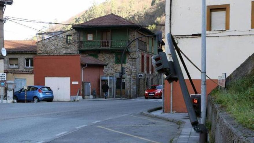 A la derecha, el semáforo dañado que ha quedado fuera de servicio en Santullano.