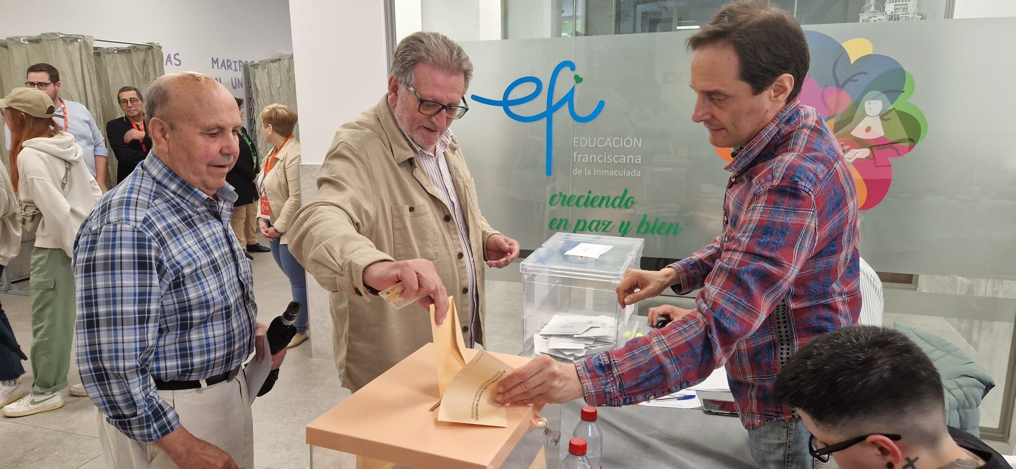 Jes�s Ros, alcalde de Torrent y candidato por el PSPV, que ha votado a las 9 horas en el colegio electoral de la Pur�sima.jpeg