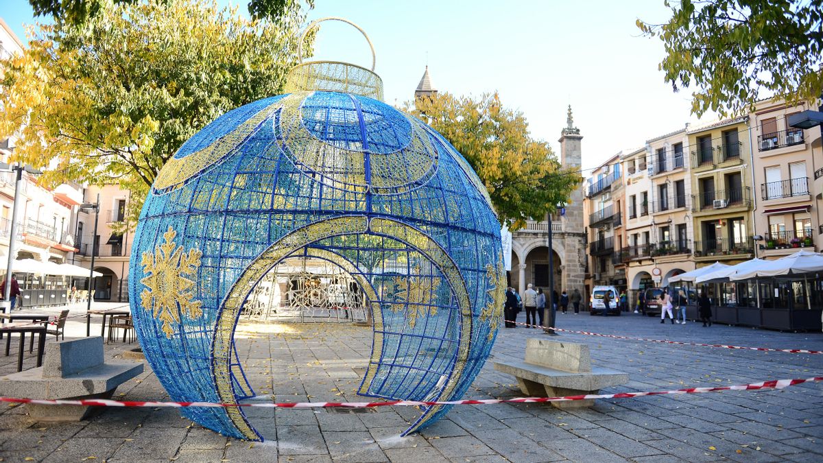 Bola de Navidad ya instalada en la plaza Mayor, pero sin luz.