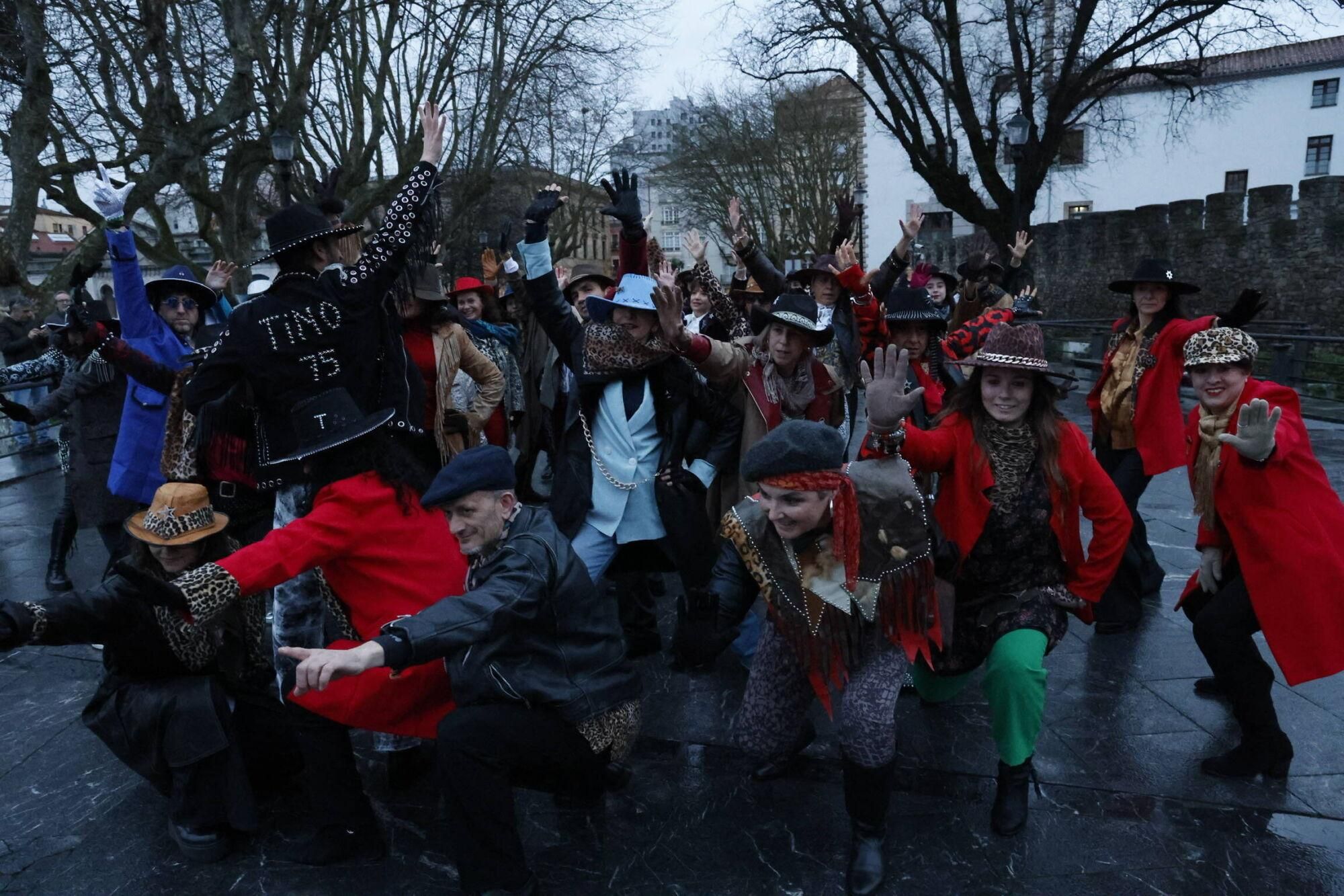 EN IMÁGENES: Flashmob en honor a Tino Casal en Gijón