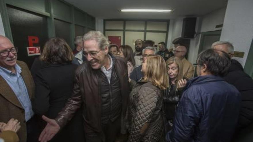 García Trillo saludando el miércoles a los militantes en la sede del partido en Alicante, con Franco a la derecha.