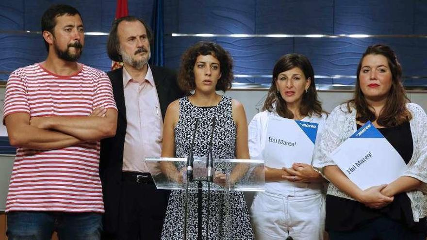 Gómez-Reino, por la izquierda, Fernán Vello, Alexandra Fernández, Yolanda Díaz y A. Rodríguez. // P. C./Efe