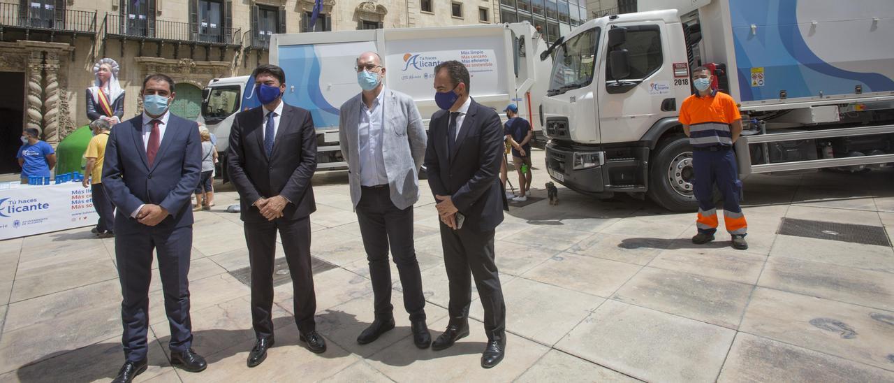 El gerente de UTE Alicante y el alcalde Barcala, junto a los concejales de Limpieza y Modernización, en un acto en junio