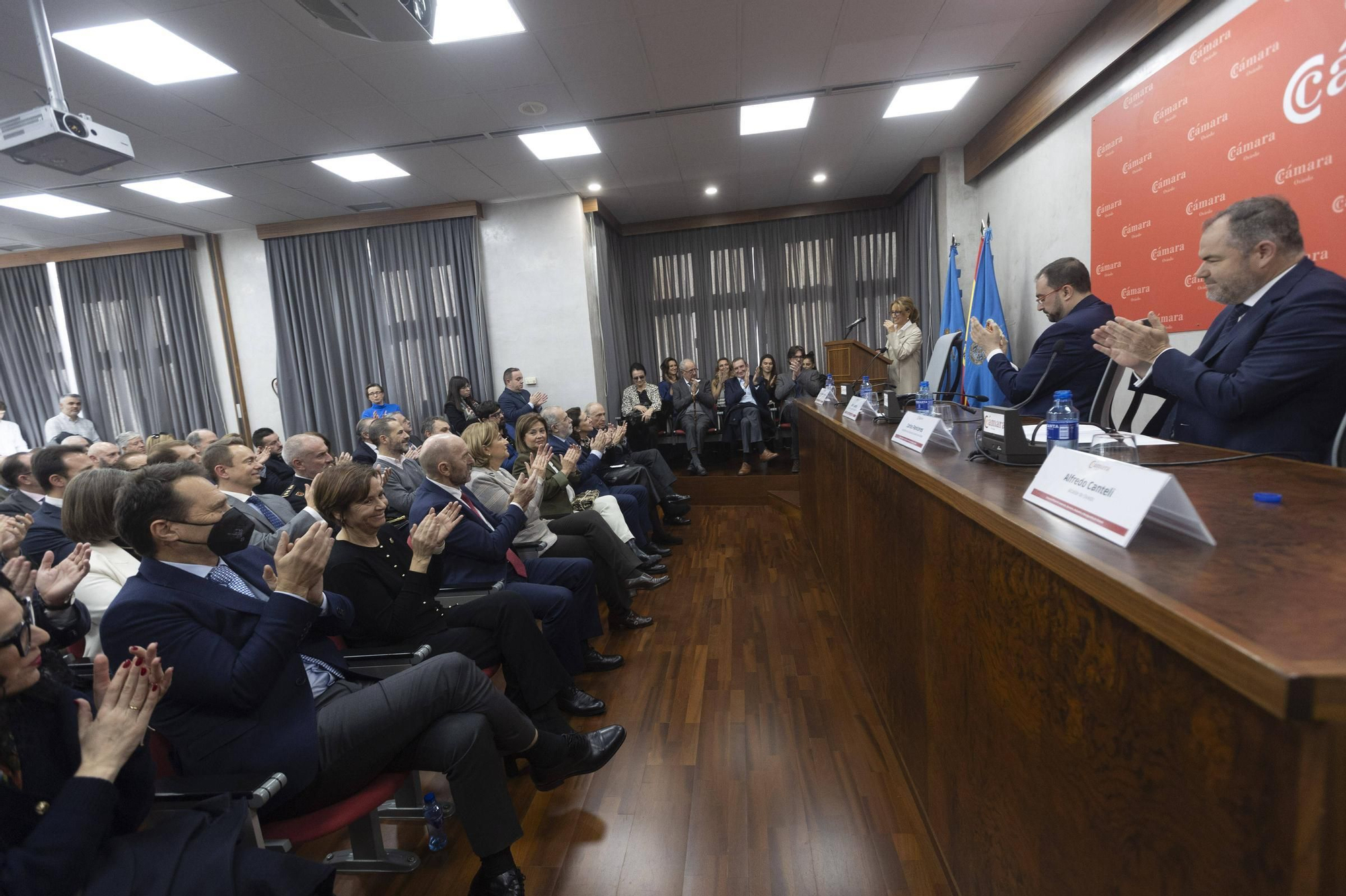 En imágenes: Obdulia Fernández recoge la Medalla de Oro de la Cámara de Oviedo