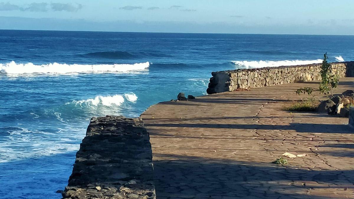 La zona del derrumbe vista desde la parte superior del paseo de La Caleta