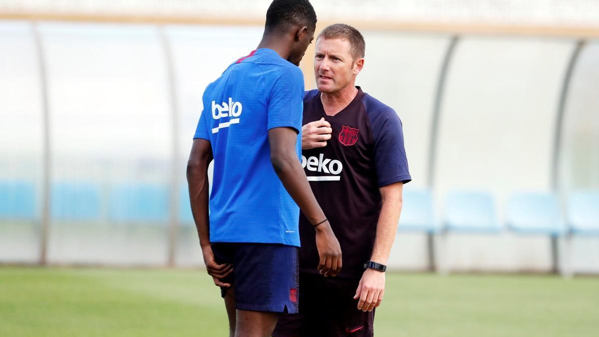 Dembéle habla con Jose Antonio Pozanco, el preparador físico del Barça.