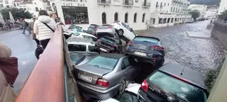 Un fort aiguat desborda la riera de Cadaqués i arrossega una trentena de vehicles