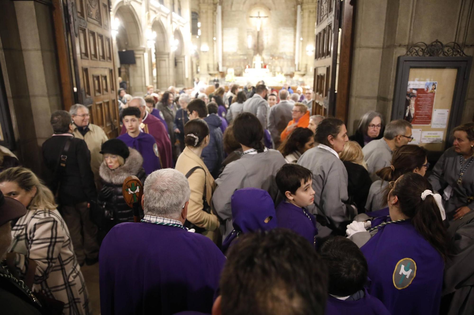 El mal tiempo obliga a suspender la procesión del Encuentro en Gijón