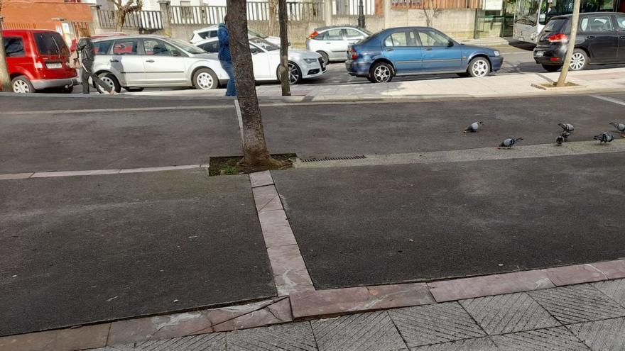 Otero pide obras para acabar con los tropezones en la plaza Julián Cañedo