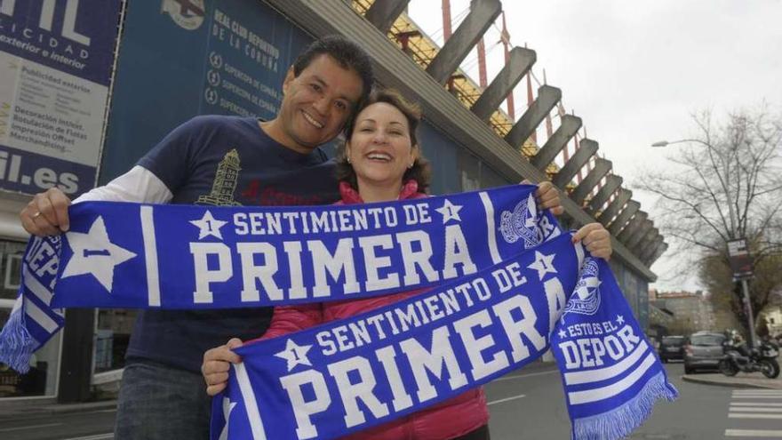 Omar y Perla Montalvo, frente al estadio de Riazor con la bufanda del ascenso de 2012.