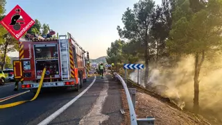 Un herido grave y otro leve tras chocar dos coches en Altea e incendiarse uno de ellos