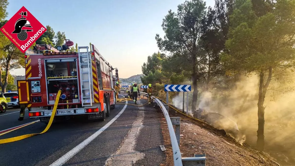 Un herido grave y otro leve tras chocar dos coches en Altea e incendiarse uno de ellos