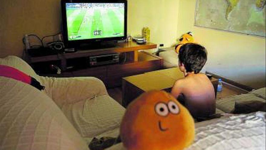 Un niño juega a la PlayStation en su casa. | RAFA ARJONES