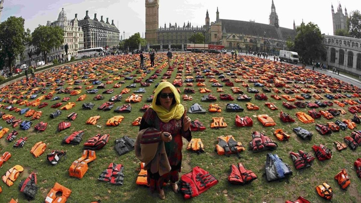 Exposición de 2.500 chalecos salvavidas usados en el Egeo ante el Parlamento de Londres