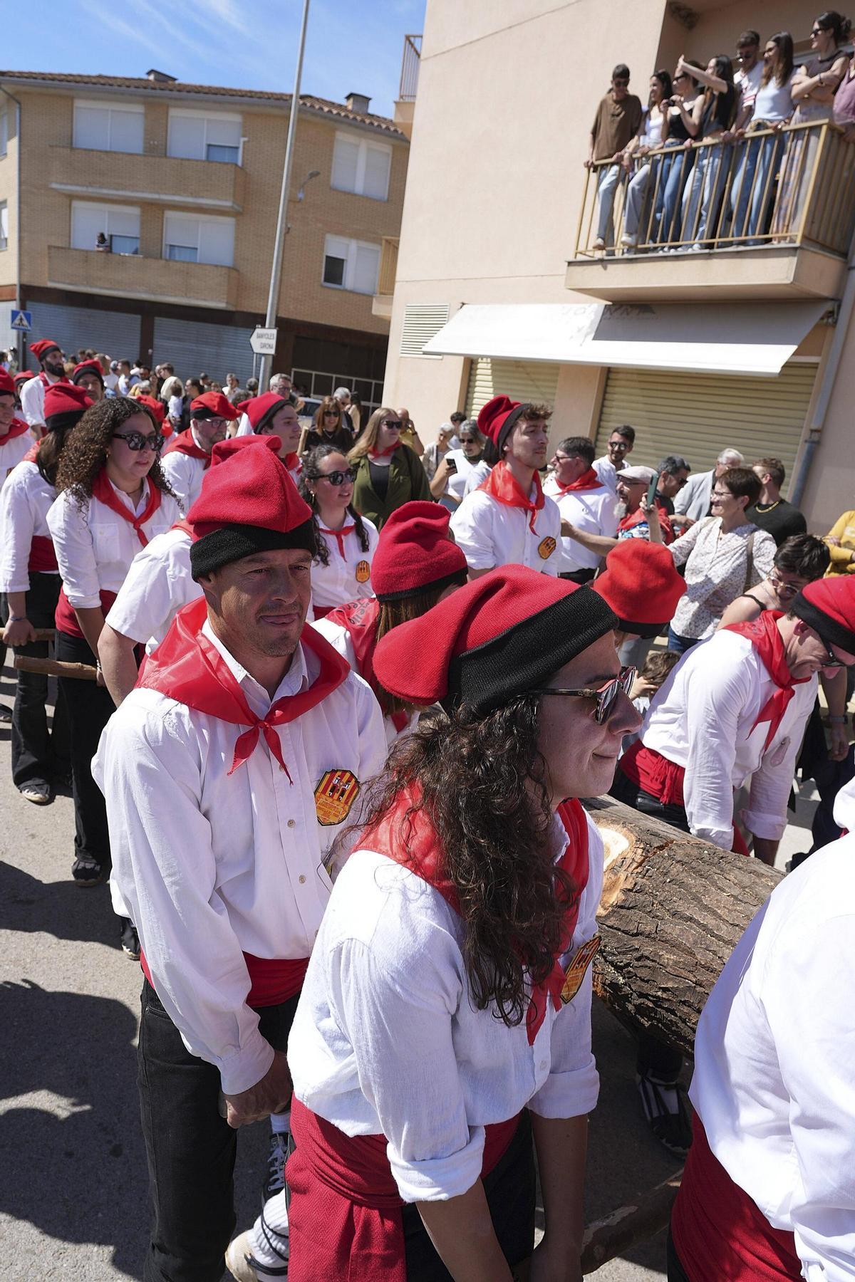 Les imatges de la plantada de l'arbre de Maig i del ball del Cornut de Cornellà del Terri Les imatges de la plantada de l'arbre de Maig i del ball del Cornut de Cornellà del Terri