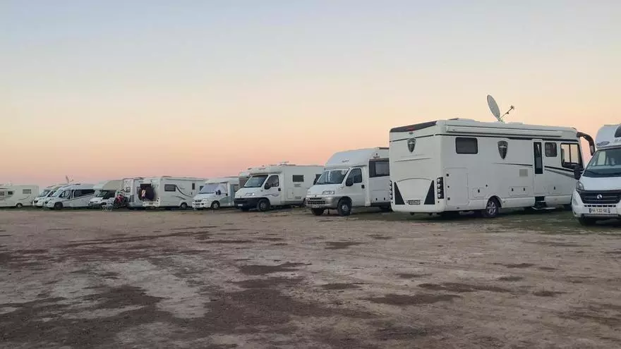 Cientos de caravanas invaden la primera línea de Torrevieja y Orihuela y el parque natural de las lagunas