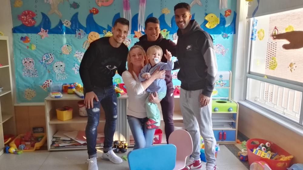 Visita del Girona FC als nens a l'hospital