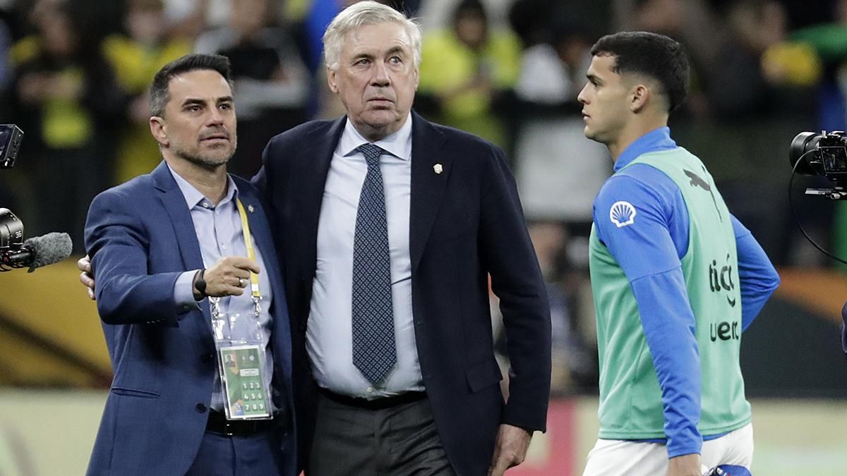 El seleccionador de Brasil, Carlo Ancelotti, saluda al coordinador tecnico de Brasil, Rodrigo Caetano