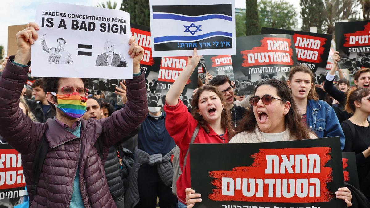 Estudiantes israelís protestan contra el primer ministro, Binyamín Netanyahu, en el campus de la Universidad de Tel Aviv, este lunes.