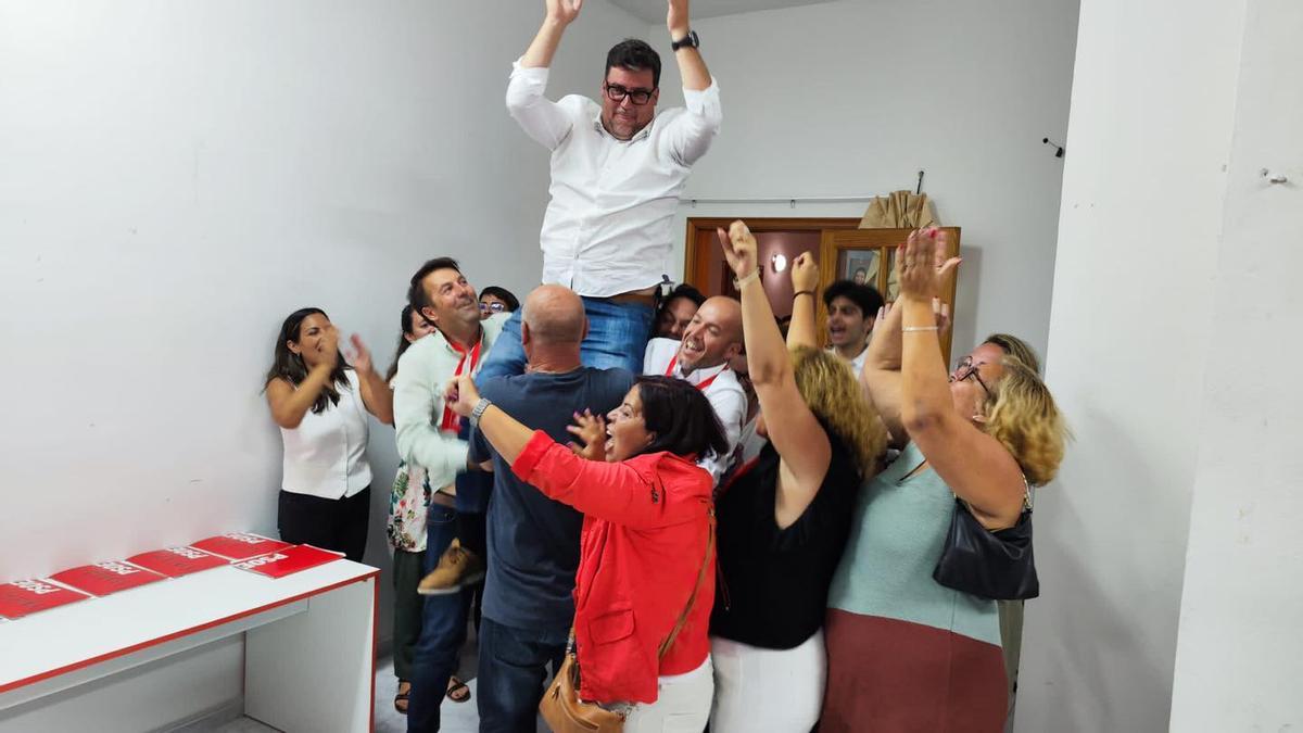 Isidro Pérez celebra la mayoría absoluta del PSOE en San Bartolomé