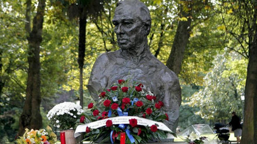 El busto de Fernández Campo.