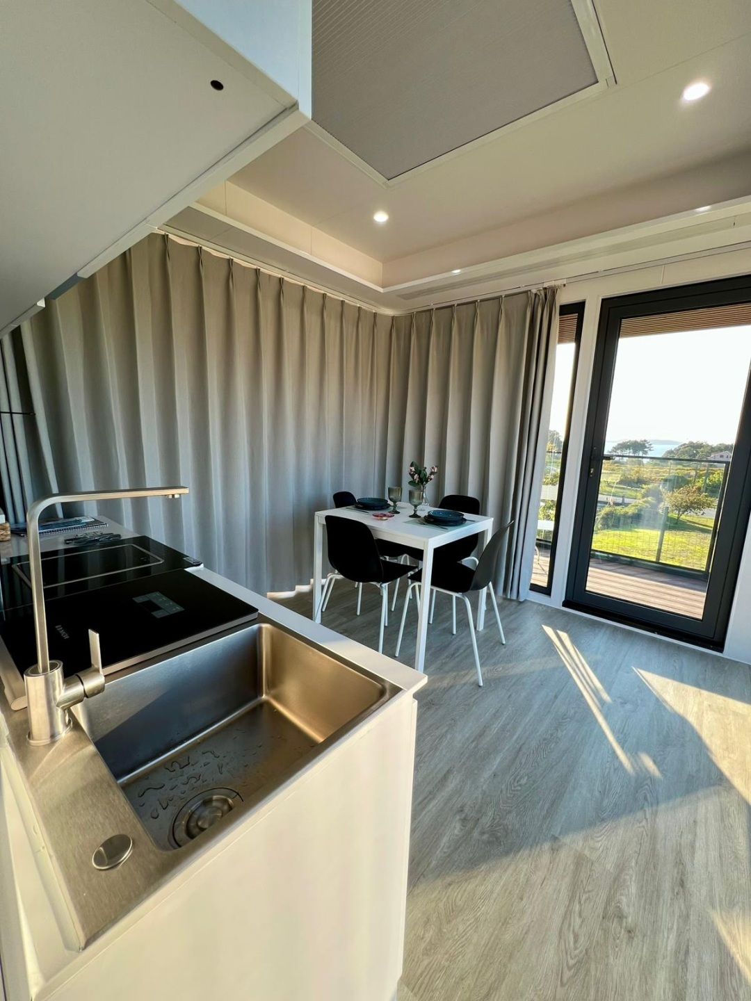 La presentación de las casas cápsula, en O Grove.