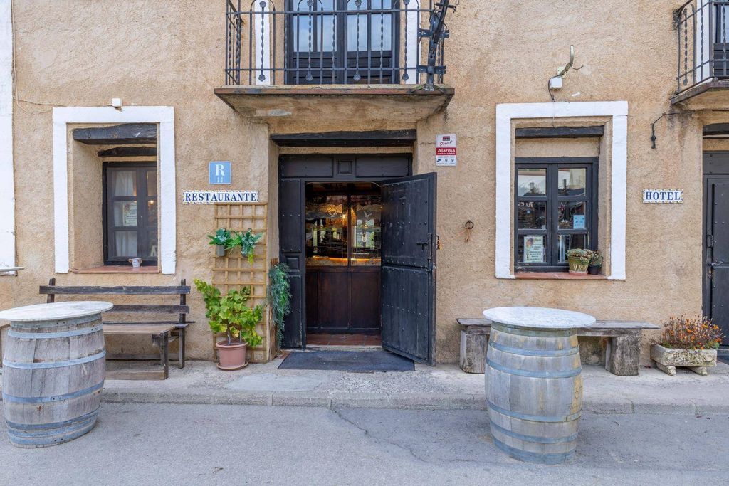 En imágenes | Se vende hotel de lujo en uno de los pueblos más bonitos de Aragón por 800.000 euros