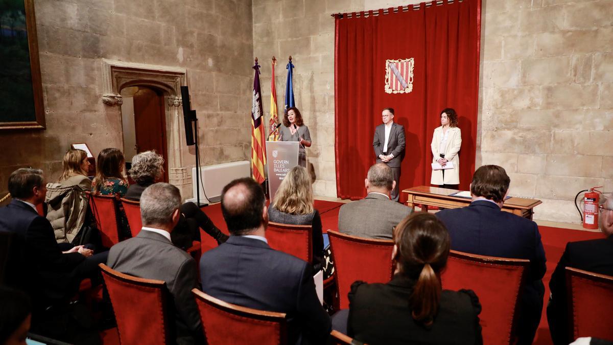 Acto de firma del acuerdo entre Govern, entidades financieras y Cámara de Comercio.