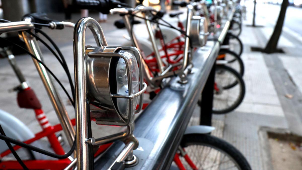 Estación de bicicletas en la calle Hernán Cortés de Zaragoza.