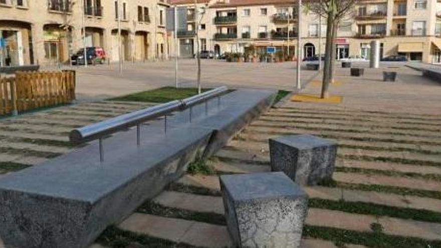 La plaça coneguda com de Vella Pedra, que passarà a dir-se, oficialment, 1 d&#039;Octubre.