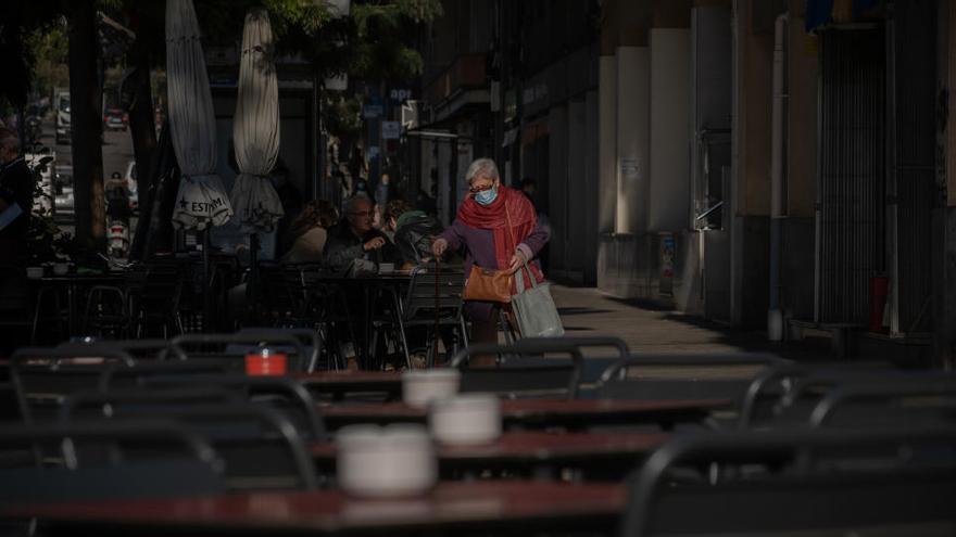 Una pareja de ancianos en una terraza de Barcelona