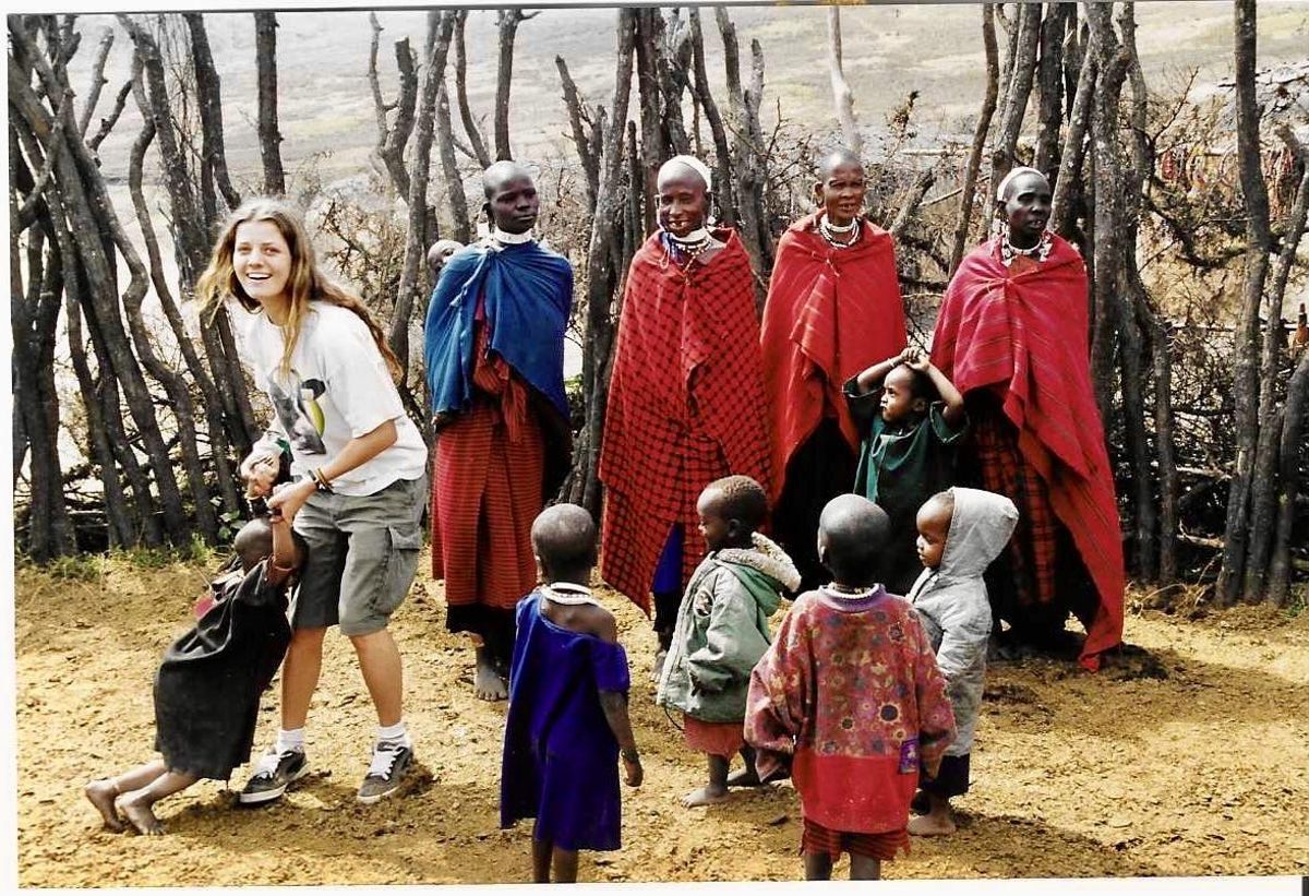 Ana Arnal con una Tribu Masai en Tanzania en septiembre de 1998.
