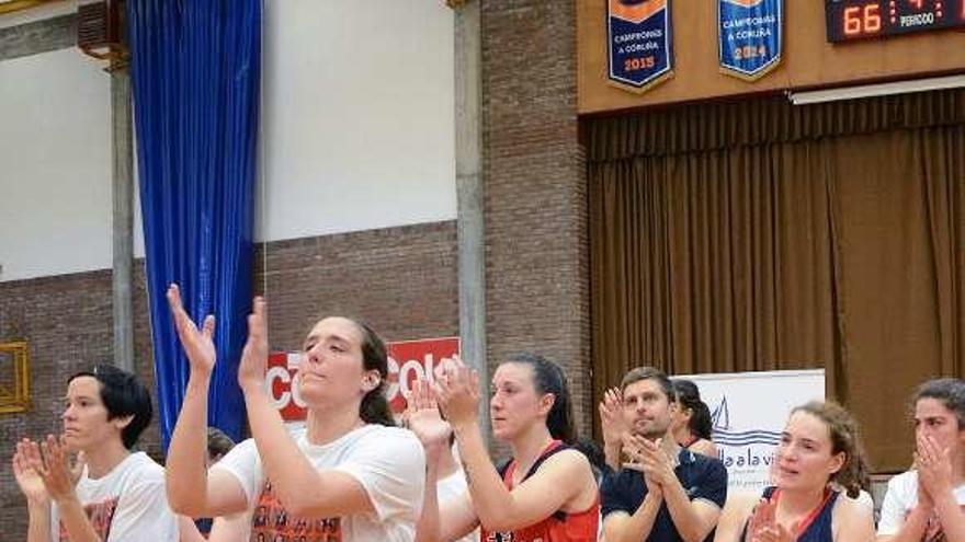 Las jugadoras aplauden a la grada tras perder el ascenso.