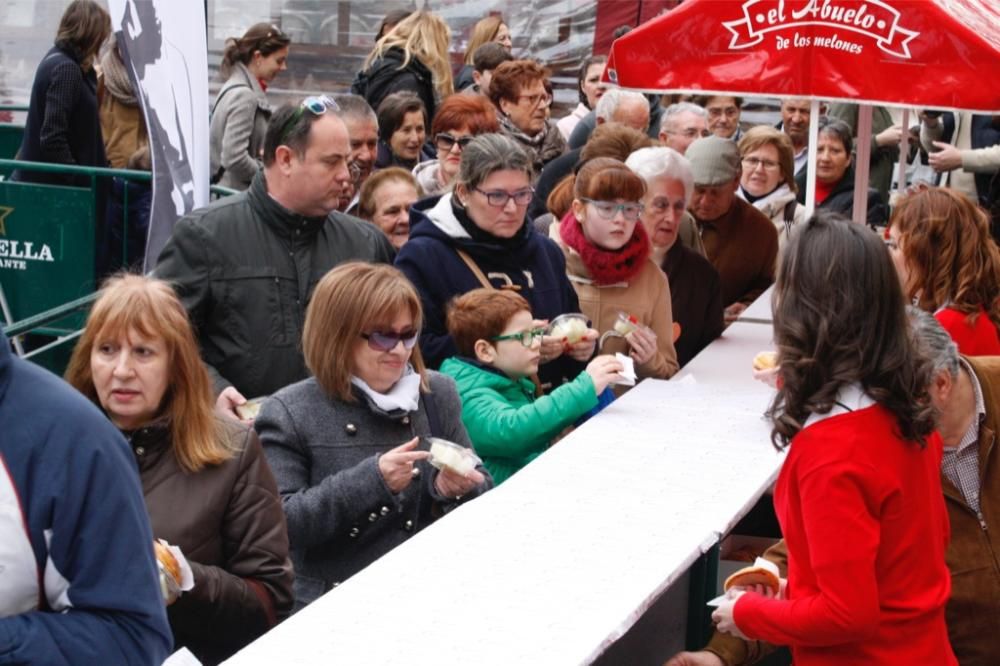 Reparto de pasteles de carne en la plaza del Romea