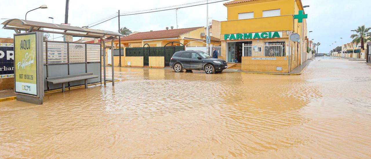 Agua y barro han anegado las calles del Mojón en 18 ocasiones desde octubre de 2021. | TONY SEVILLA