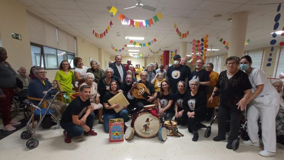 Os Chichisos llevan su música a la tercera edad de Campolongo | FDV