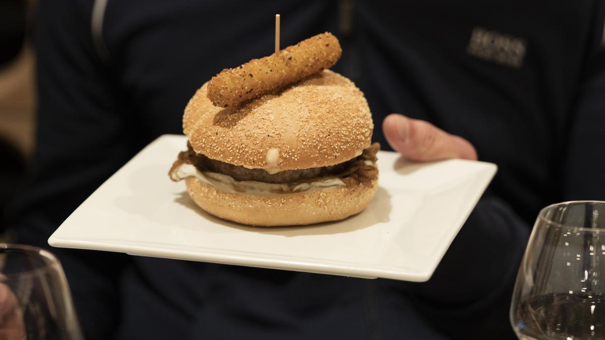 El queso es absoluto protagonista en esta hamburguesa.