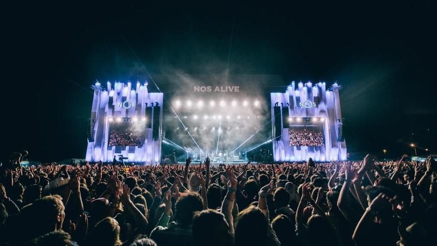 Miles de personas durante un concierto en el NOS Alive, de Lisboa. // NOS Alive