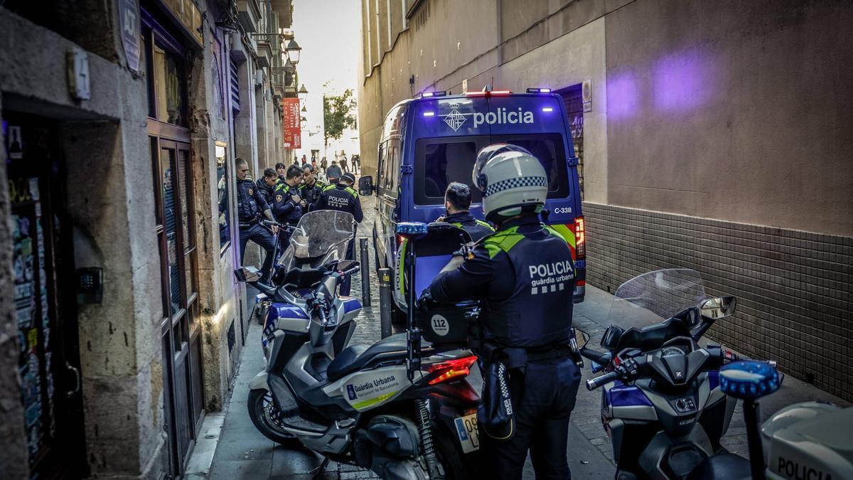 Barcelona reclama &quot;endurecer el Código Penal&quot; para combatir la delincuencia urbana y las mafias de narcopisos. Imágenes de fuerzas de seguridad en el Raval el 17 de enero de 2024. / JORDI OTIX