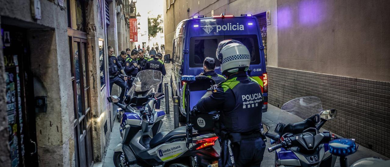Barcelona reclama &quot;endurecer el Código Penal&quot; para combatir la delincuencia urbana y las mafias de narcopisos. Imágenes de fuerzas de seguridad en el Raval el 17 de enero de 2024.