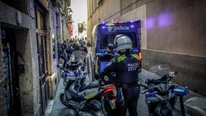Barcelona reclama endurecer el Código Penal para combatir la delincuencia urbana y las mafias de narcopisos. Imágenes de fuerzas de seguridad en el Raval el 17 de enero de 2024.