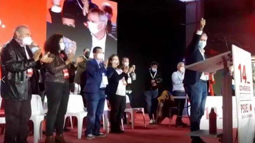 Sebastián Franquis celebra su reelección como secretario general del PSOE de Gran Canaria.