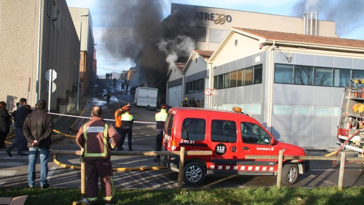 Dotaciones de bomberos, en el exterior de la fábrica de maniquís Atrezzo, de Olot.