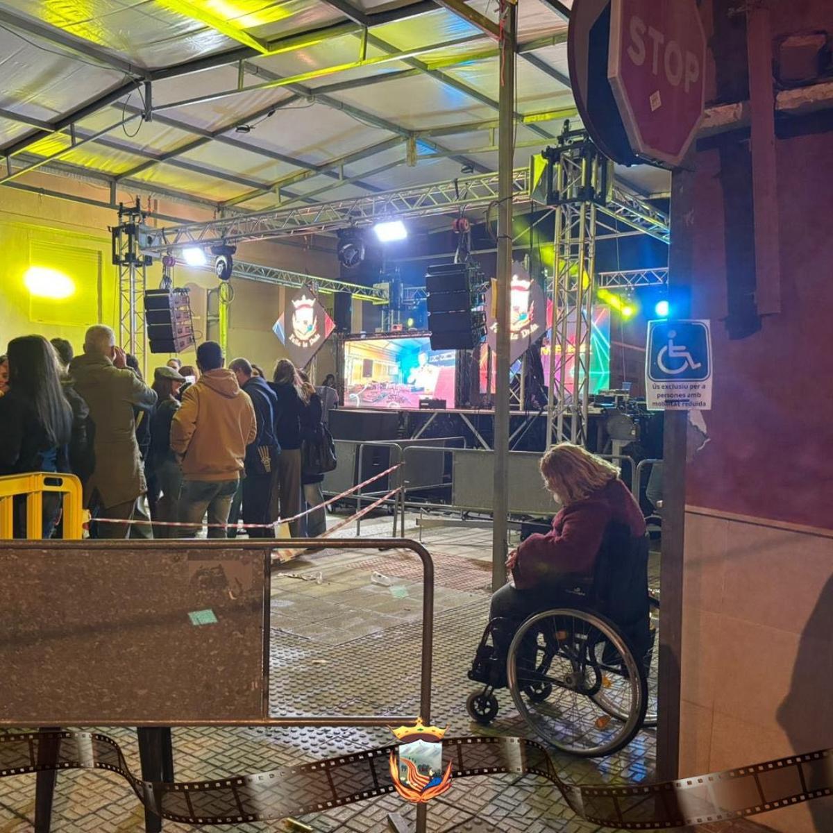 Zona habilitada para las personas con movilidad reducida en la falla la Dula.