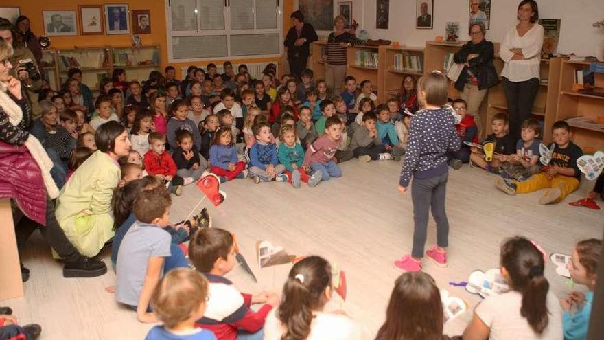 Alumnos de O Foxo, durante la visita de la poetisa Mónica Inés Varela, en la tarde de ayer. // Bernabé/Ana Agra